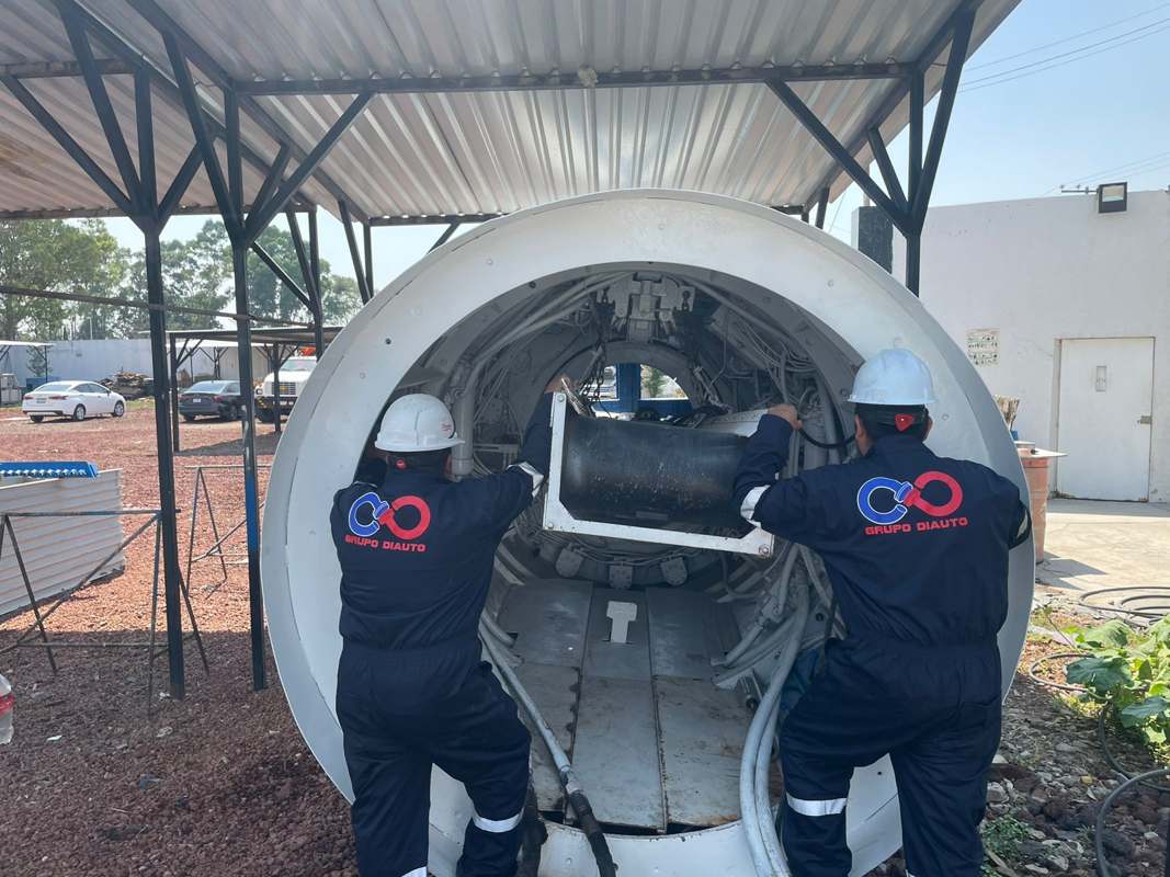 Personal de Grupo Diauto trabajando en el interior de un escudo