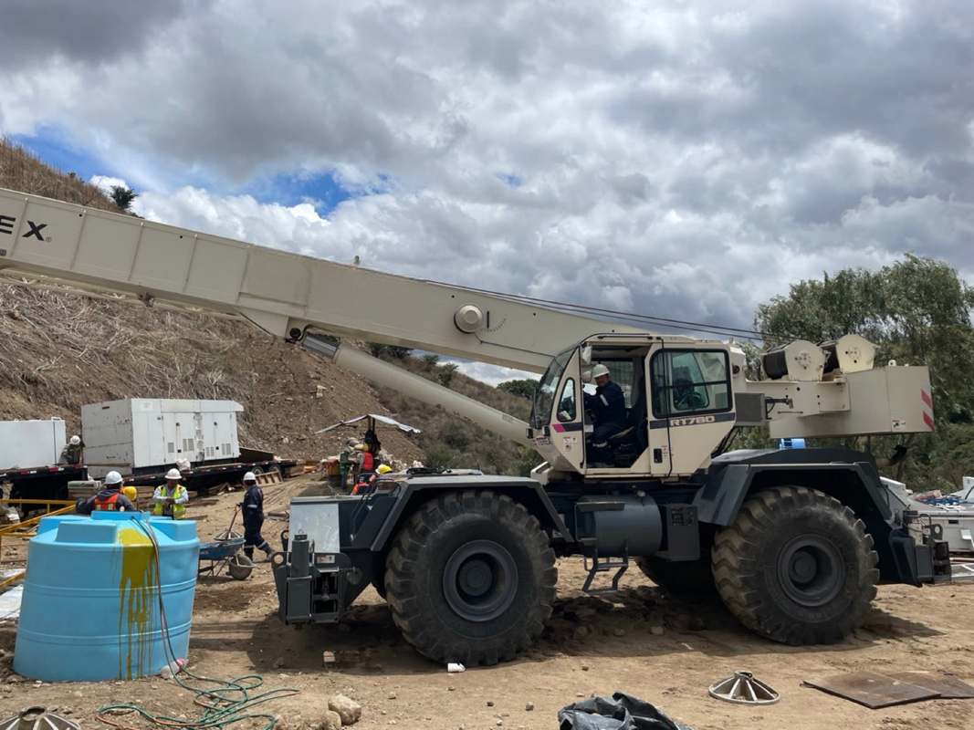 Grúa todo terreno en frente de obra