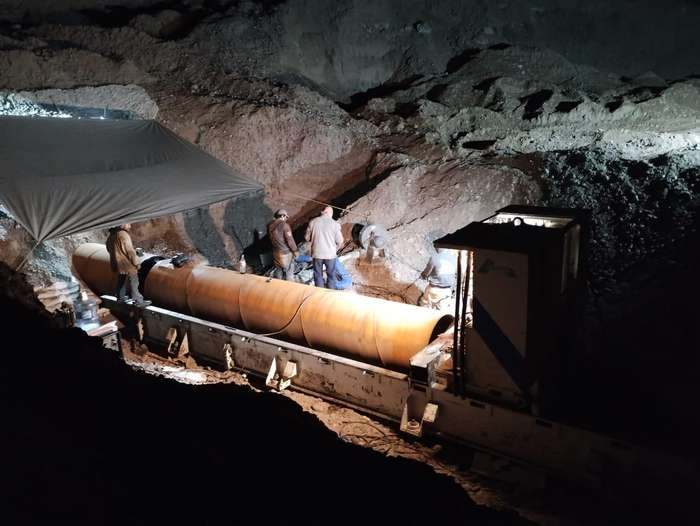 Trabajo nocturno en frente de hincado