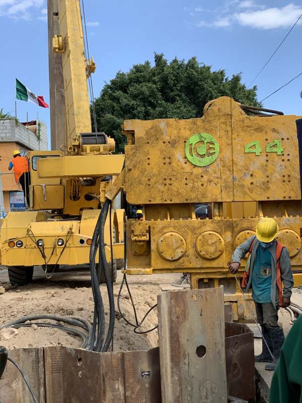 Hincado de tablestaca en obra urbana